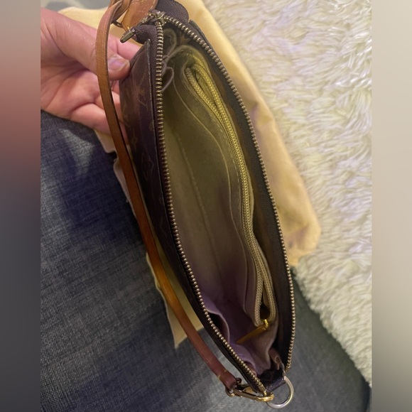 Pre-Loved Authentic LOUIS VUITTON Pochette Accessoires Monogram - Picture 8 of 11